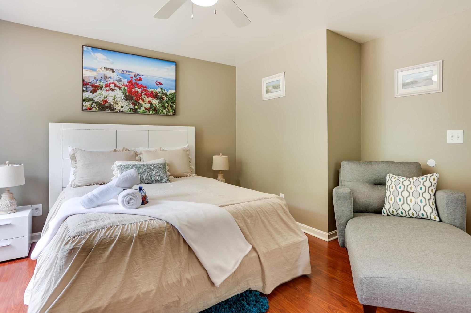 - Walk To Restaurants! Holiday home